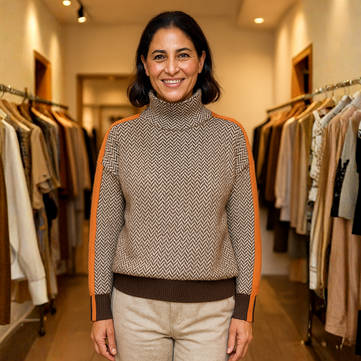 שני – סוודר אלגנטי עם צווארון גבוה